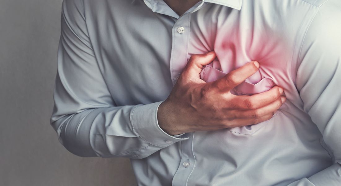 Man holding his chest over the heart, illustrating the importance of magnesium for heart health